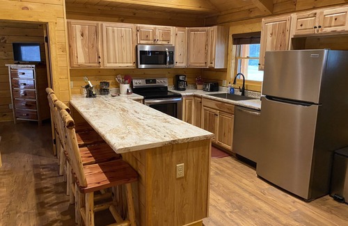 Deep Gap Cabina | New 2/2 Log Cabin, Rushing Trout Stream, Hot Tub, Fireplace, 8 acres, WiFi