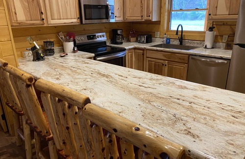 Deep Gap Cabina | New 2/2 Log Cabin, Rushing Trout Stream, Hot Tub, Fireplace, 8 acres, WiFi