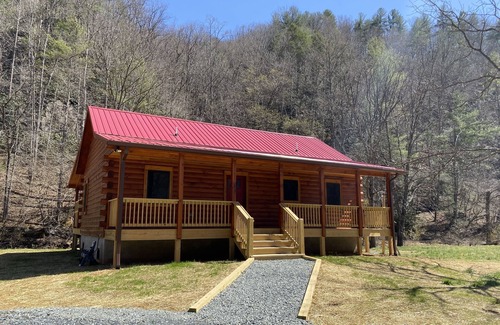 Deep Gap Cabina | New 2/2 Log Cabin, Rushing Trout Stream, Hot Tub, Fireplace, 8 acres, WiFi