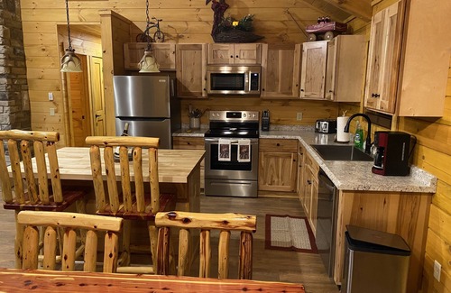 Deep Gap Cabina | New 2/2 log cabin, rushing trout stream, hot tub, fireplace, 4 acres