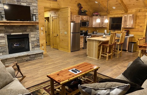 Deep Gap Cabina | New 2/2 log cabin, rushing trout stream, hot tub, fireplace, 4 acres