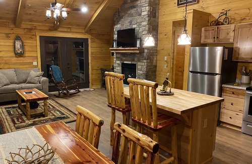 Deep Gap Cabina | New 2/2 log cabin, rushing trout stream, hot tub, fireplace, 4 acres