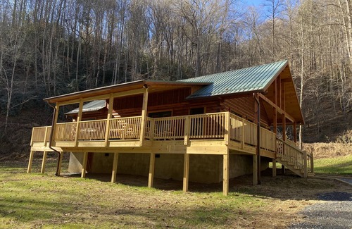 Deep Gap Cabina | New 2/2 log cabin, rushing trout stream, hot tub, fireplace, 4 acres