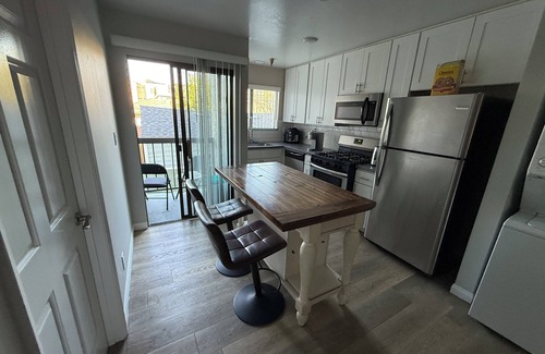 Burbank Apartamento | New 2-bedroom apartment in charming Burbank Empire Center with WiFi, AC