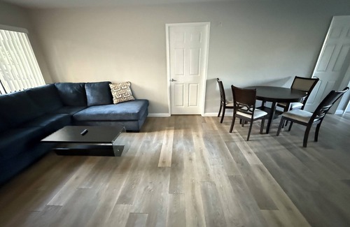 Burbank Apartamento | New 2-bedroom apartment in charming Burbank Empire Center with WiFi, AC