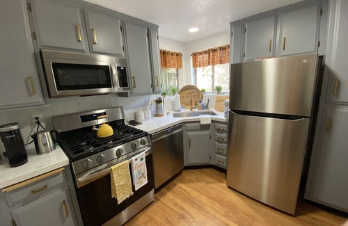 Arrowhead Villas Cabaña | NEW!!! 2 Bedroom Cozy Cottage in the Trees Sleeps 6