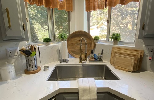 Arrowhead Villas Cabaña | NEW!!! 2 Bedroom Cozy Cottage in the Trees Sleeps 6