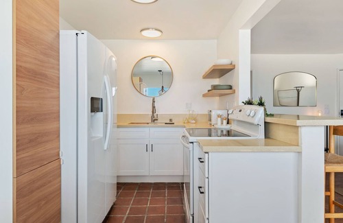 Carpinteria Condominio | NEW 2 BR Condo I Carpinteria. Lovely Sunsets & Walk Everywhere!