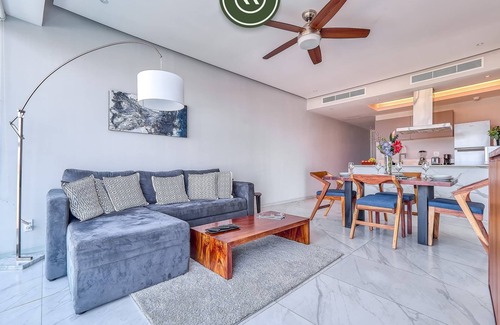 Isla Iguana Apartamento | New 2 BR Condo Right in the Marina - Rooftop Pool