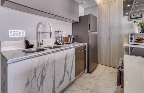 Isla Iguana Apartamento | New 2 BR Condo Right in the Marina - Rooftop Pool