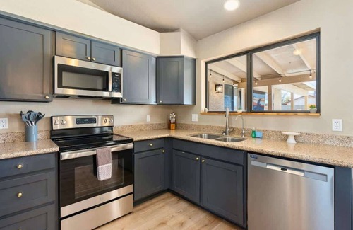 Westgreen Estates Casa | *NEW* 2 Homes in 1! Casita, Heated Pool, Fire Pit!