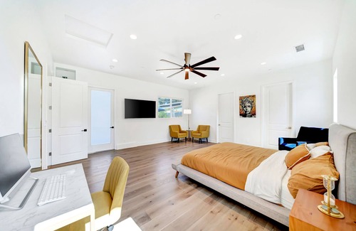 Woodland Hills Casa | New! 2 King-Suites w/backyard by Topanga Mall close to LA's Tourist's Sites