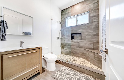 Woodland Hills Casa | New! 2 King-Suites w/backyard by Topanga Mall close to LA's Tourist's Sites