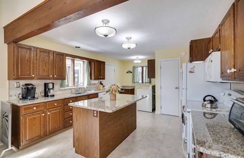 Albrightsville Cabina | New! 2 Pools! A/C ! Spacious House with HOT TUB, Games, Dog ok!
