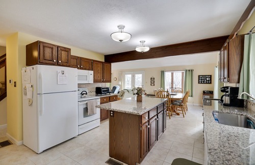Albrightsville Cabina | New! 2 Pools! A/C ! Spacious House with HOT TUB, Games, Dog ok!