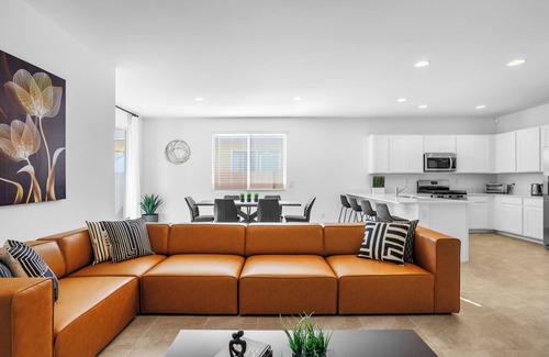 Goodyear Casa | NEW 2024 HOME 3BR/2BA, 2 CAR GARAGE, LEVEL 2 EV CHARGER, 86" TV, AND KING BED