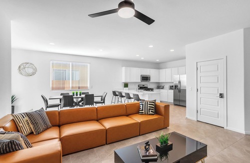 Goodyear Casa | NEW 2024 HOME 3BR/2BA, 2 CAR GARAGE, LEVEL 2 EV CHARGER, 86" TV, AND KING BED