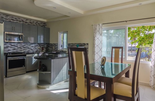 Cabarete Apartamento | Nuevo condominio frente al mar 2BD en Cabarete central, vistas al mar, cerca de todo.