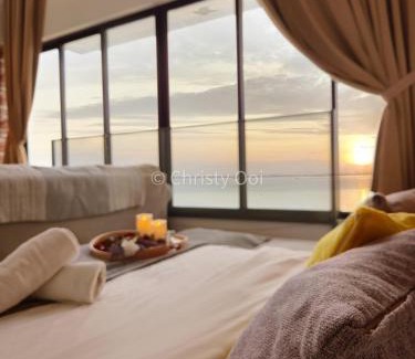 Downtown George Town Apartamento | NEW 2BR Sunrise Gurney with Stunning Seaview 无敌日出海景房