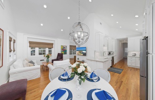 University Heights Casa | New, 3 Bed, 2 Bath, Walk to Bars, Food, Shops, Luxury Home, Large TV's. Comfy!