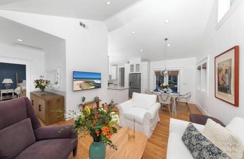 University Heights Casa | New, 3 Bed, 2 Bath, Walk to Bars, Food, Shops, Luxury Home, Large TV's. Comfy!