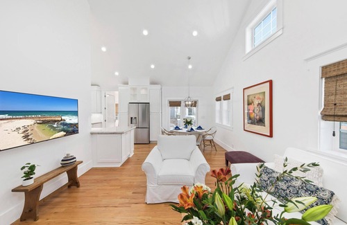 University Heights Casa | New, 3 Bed, 2 Bath, Walk to Bars, Food, Shops, Luxury Home, Large TV's. Comfy!