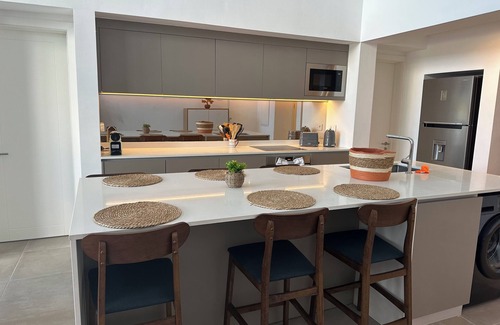 Pointe aux Canonniers Apartamento | New 3-bedroom apartment with swimming pool, on the seafront.