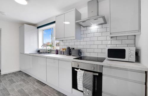 Sunderland Casa | NEW! 3 Bedroom Home in Sunderland by Stay With Us, Perfect for Families & Contractors, FREE WiFi!