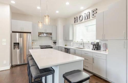 Northside Apartamento | NEW, 3 Bedrooom Townhome In Downtown Houston Near Stadiums and Med Center