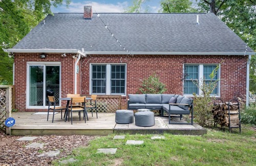 High Point Cabaña | ★★NEW! 3 mins to HPU w/cornhole,throwing axes,billiards,firepit★★