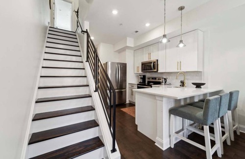 Mantua Apartamento | New 3BD/3BA – Roof Deck & City Views