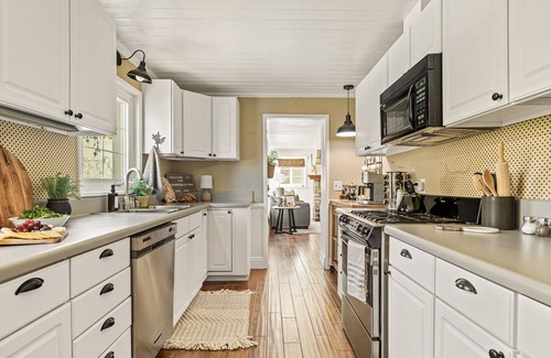 Cedar Glen Cabaña | New! 3BDR Cottage only 2 miles from The Village!