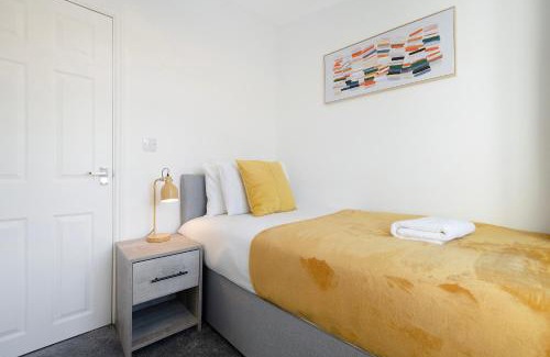 Stockton-on-Tees Casa | NEW! 3BR in Colchester Road