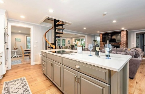 Barnstable Casa | New,4 Bedrm, 4 Bath Gorgeous Coastal Retreat, with Marsh Views Sleeps 12. Close to Beach, Harbor and Barnstable Village