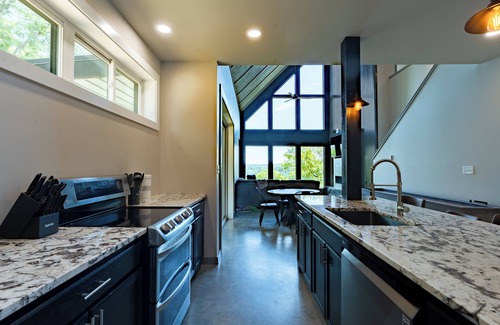 Drasco Casa | New! 4 Bedroom + 2 Bathroom Lakeview Home!