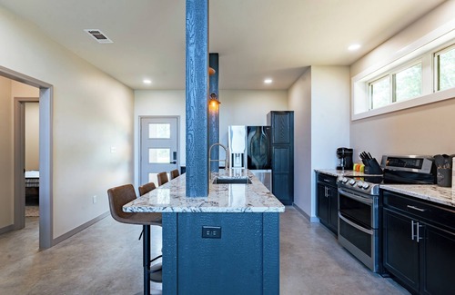 Drasco Casa | New! 4 Bedroom + 2 Bathroom Lakeview Home!