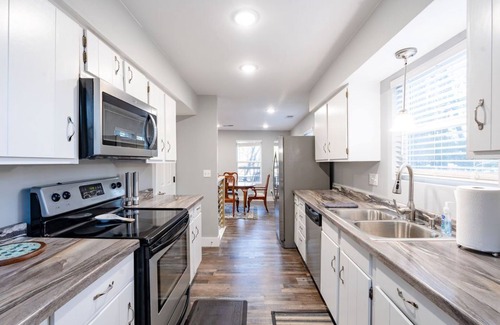 Higden Casa | New! 4 Bedroom + 2 Bathroom Lakeview Home!