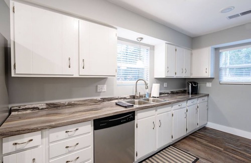 Higden Casa | New! 4 Bedroom + 2 Bathroom Lakeview Home!