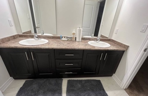 Tillsonburg Casa | New 4- Bedroom home in quiet neighborhood