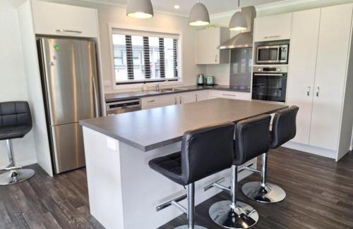 Atiamuri Casa | New 4 bedroom house to yourself, sleep 12, WiFi, full Air Conditioning
