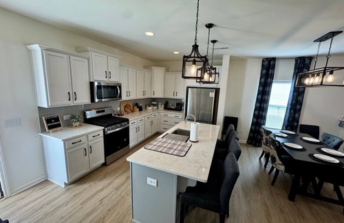 McLeansville Casa | New 4 Bedroom w/ Pools, Fitness Center, & Parks