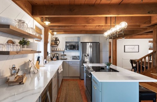 Belmont Casa | NEW! 4-Bedroom Retreat with lake views & HOT TUB!