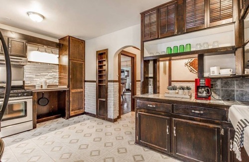 Detroit Casa | NEW! 4BR University District Parking, Backyard & Patio