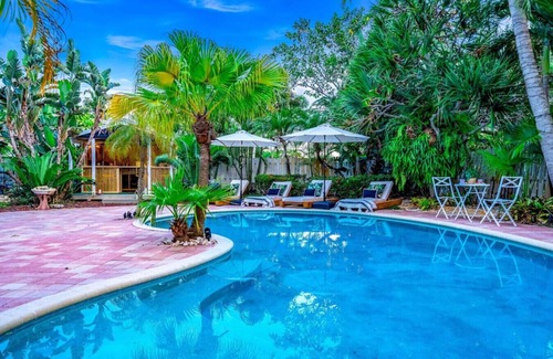 Central Corals Casa | NEW! 5 BED/5 MIN TO BEACH/HTD POOL/HOT TUB/BAR