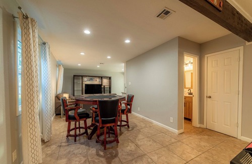 Azle Casa | New 5 Bed/Lakefront/Boat dock/Game room/Guest House.