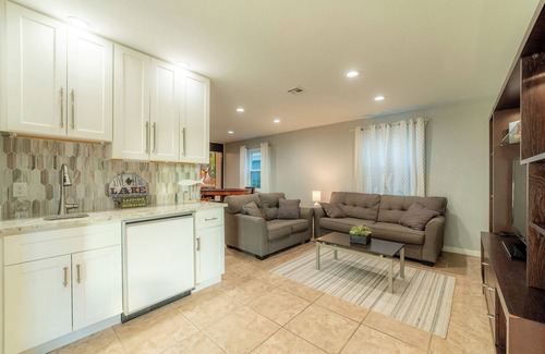 Azle Casa | New 5 Bed/Lakefront/Boat dock/Game room/Guest House.