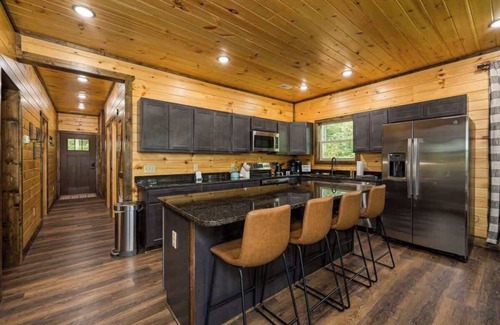 Sevierville Cabina | New 5 bedroom cabin. Great views