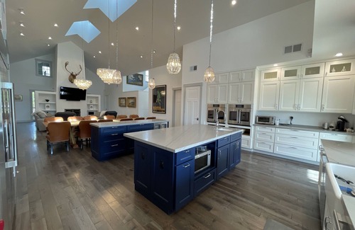 Sonoma Casa | NEW-5 Min to Wineries, 15 min to Napa,Couples/Family Retreat,Chef Kitchen,Luxury
