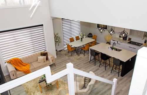 West Edmonton Casa | New 5BDRM Luxury Home | Fireplace | AC | Sleeps 13