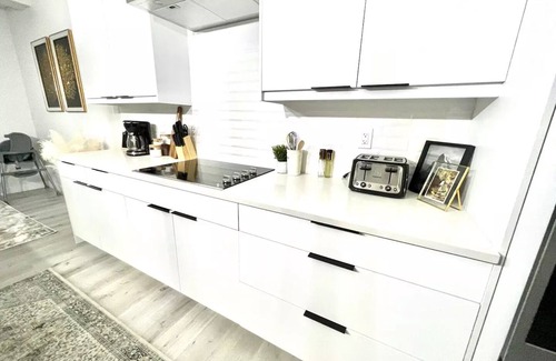 West Edmonton Casa | New 5BDRM Luxury Home | Fireplace | AC | Sleeps 13